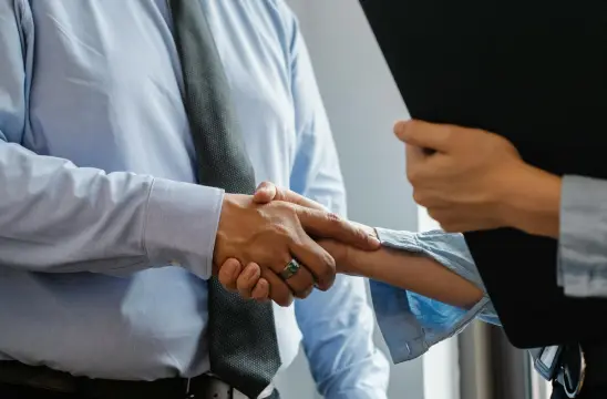 Aperto de mãos em reunião de negócios